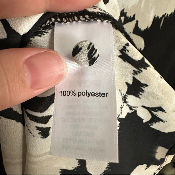 Maurices Black and Cream Flower Blouse with keyhole back. XS - Picture 6 of 9